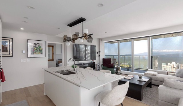 Stunning luxury 2 bed 3 bath in Yaletown with panoramic views. (World Cup)