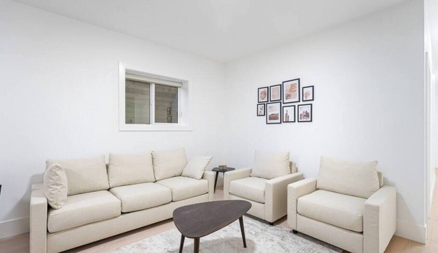 Stunning Newly Furnished 2 Bdrm Suite in Surrey