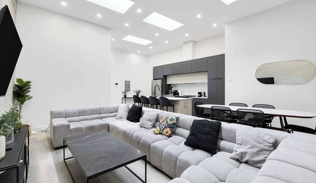 Stylish 2BR Retreat w/Rooftop & Parking-Griffintown