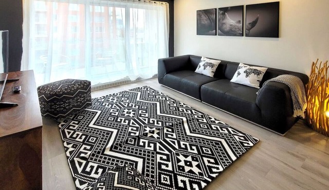 Stylish 2BR with Skyline Views, Near Brossard Park