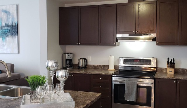 Stylish 3 Bdrm house- king bed, Netflix, parking
