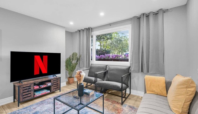 Stylish 3 BR Apt w/Free Parking, Wifi & Patio