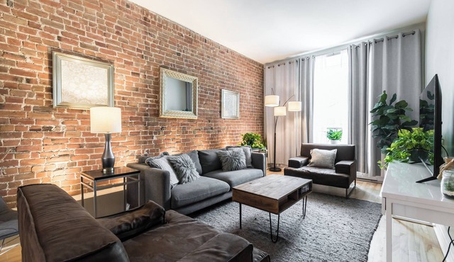 Stylish 4BDR Downtown Montreal Home - Brick Walls & Cozy Vibes