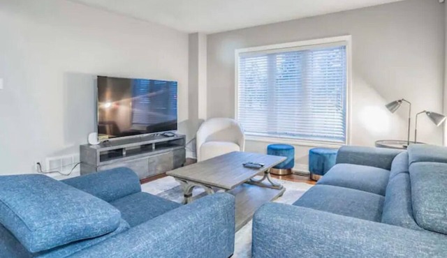 Stylish 4BR Home 20 Mins from YYZ