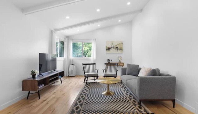 Stylish 4BR House close to DT