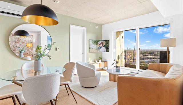 Stylish brand new 2 bed, 2 bath Apartment in Griffintown.n31 night minimum.