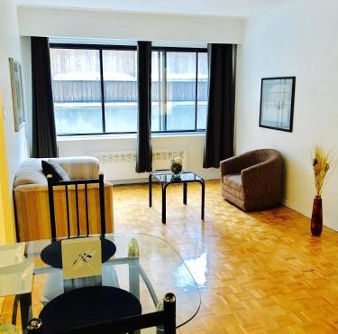 Stylish Montreal Apartment: Comfortable Stay in the Golden Square Mile
