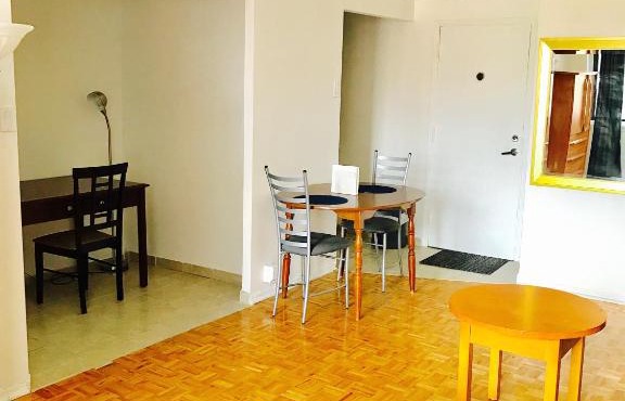 Stylish Montreal Apartment: Comfortable Stay in the Golden Square Mile