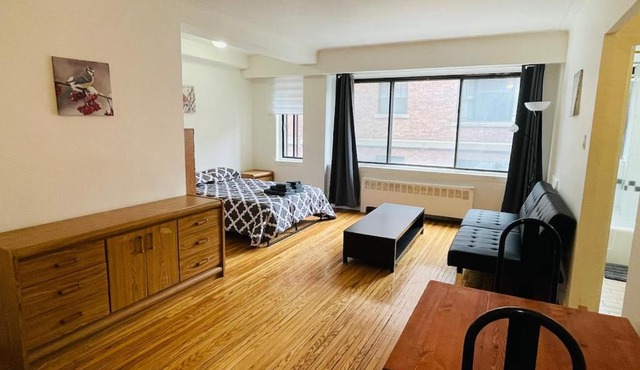Stylish Montreal Apartment: Comfortable Stay in the Golden Square Mile