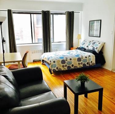 Stylish Montreal Apartment: Comfortable Stay in the Golden Square Mile