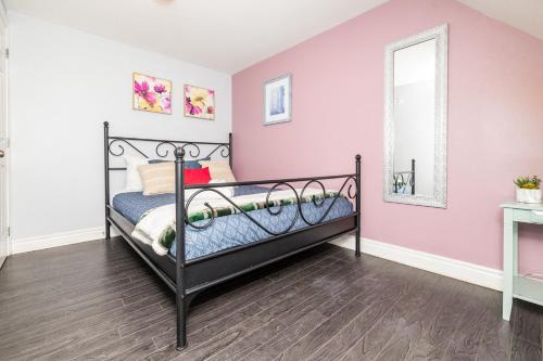 Stylish Ottawa Getaway for 5