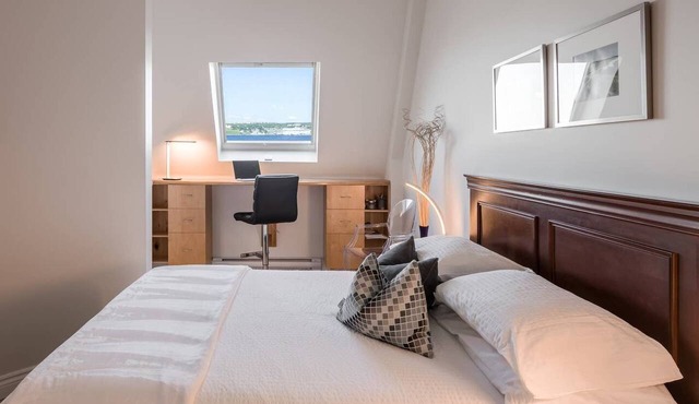 Stylish Pied-à-terre, Harborside, Parking