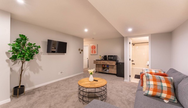 Stylish Private Basement Suite near South Health Campus
