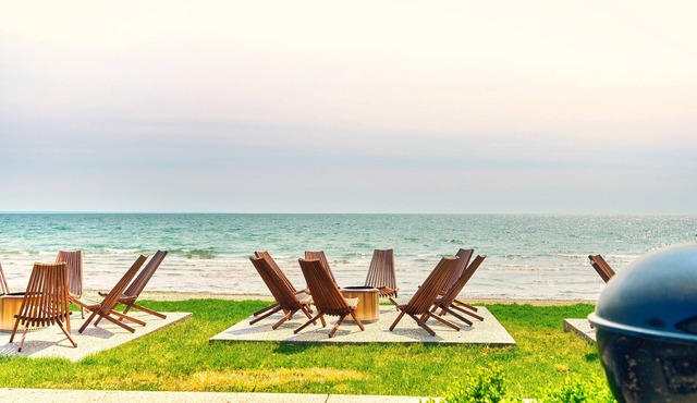 Suite 204: Beautiful 3-Bedroom Beachfront Townhouse