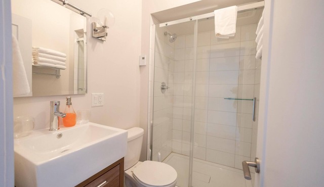 Suite with closed bedroom and sofa bed on rue Gamble Ouest (Le Central)