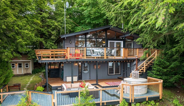 Summar Getaway on Lake Muskoka! Hottub, Canoe, Kayak, BBQ, Patio