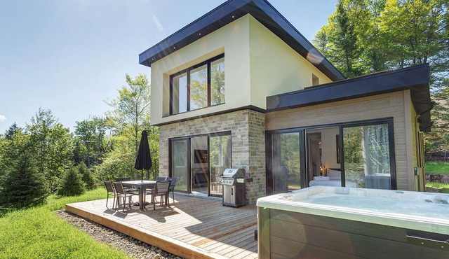 Sunny Chalet with Hot Tub near Tremblant. Pet friendly!