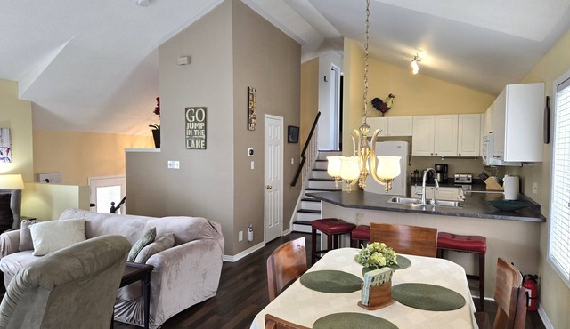 Sunny detached house across street from Lake & Marina. Golf 1km. 2Bed/2Bath.