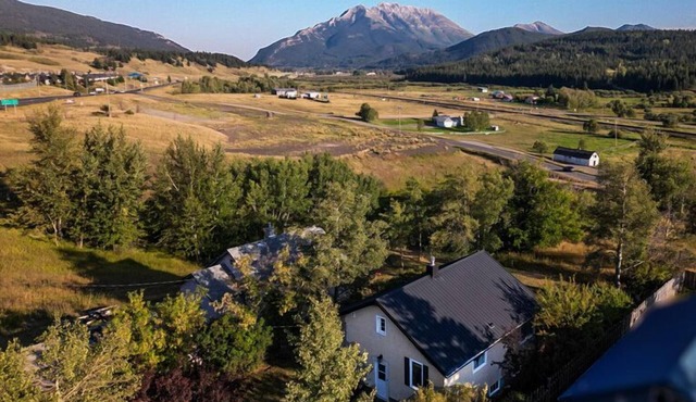 Sunny Mountain Farmhouse with Outdoor Cedar Sauna
