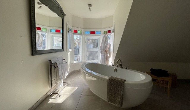 Sunrise Suite - Jacuzzi, Patio, Downtown