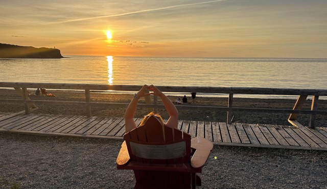 Sunset Escape! 3-bedroom bungalow near the Ocean with AC and WIFI.