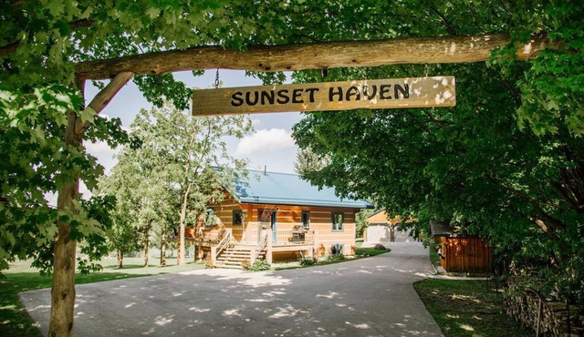 Sunset Haven on Three Acres With Private Beach Front Pond