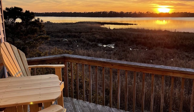 Sunset Seaker - Sound front Condo with Pool