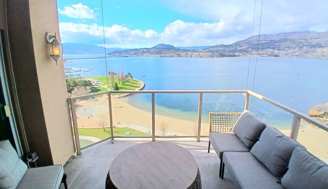 Sunset Waterfront Resort, Crown Jewel of Kelowna. Panoramic Lake Views, floor 18