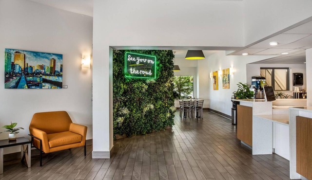 Super 8 by Wyndham Winnipeg West