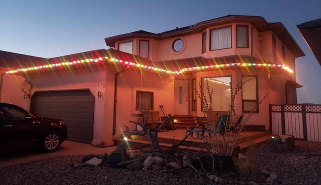 Super Comfy & Large Family Home w/Guest Kitchen, 2Bathrooms & up to 3Bedrooms.