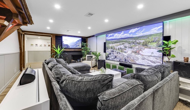 Super Lux Designer Co-Living, Hot Tub, Movie Theatre, Tesla Charger, Fireplaces
