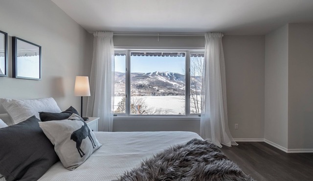 Superb 2-bedroom condo with incredible view of Lake Tremblant and the mountain!