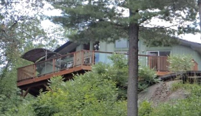 Superb Cliffside Cottage Rental near Severn Falls in Ontario
