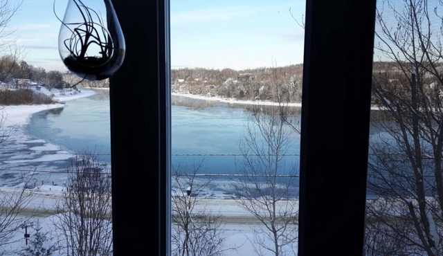 Superbe studio au bord de l'eau. Vue panoramique! 50% sur location au mois!