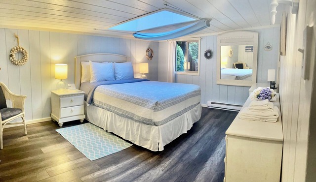 Surf Shack - Beachside Retreat - Private Hot Tub - Steps from Chesterman Beach