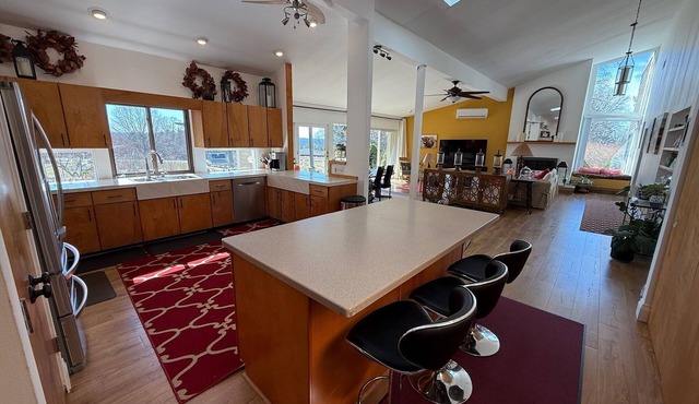 Sweeping Valley Sunsets 4BR, 3 Bath Retreat Minutes to Cornell and IC