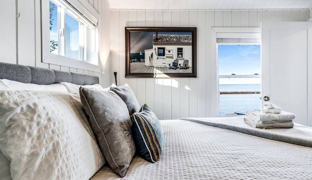 Sweet Beach Rental with Jacuzzi, Deck and Amazing Sunsets in Ontario