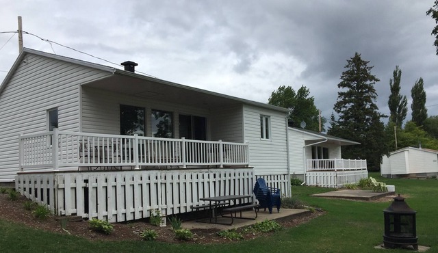 The Vilmont Beach Chalets St-Jean with views and access to the River, 20 minutes from Qc