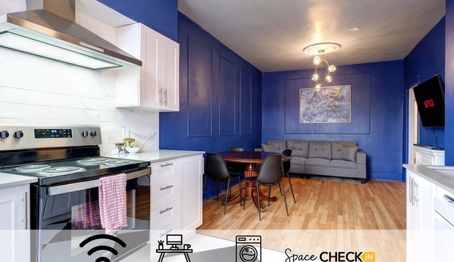 The Blue Lounge | Subway nearby | Parking