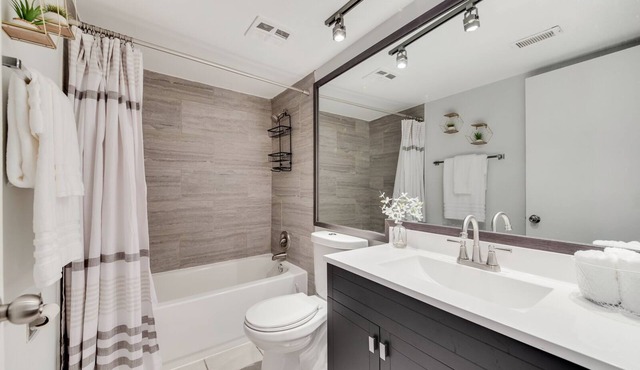 ♛The Broadway Special♛ - 2 Bd/1 Bath Smart-Condo!