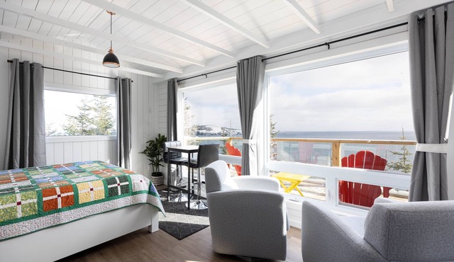 The Cliff Hanger with Hot tub and Ocean views