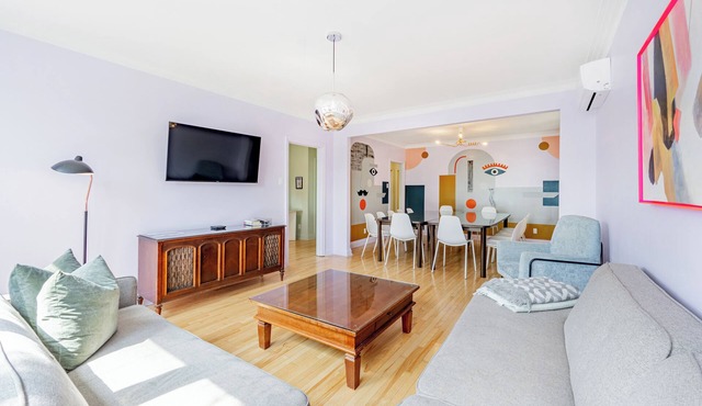 The Color House | Subway | AC | Free Parking | Near a Metro Station