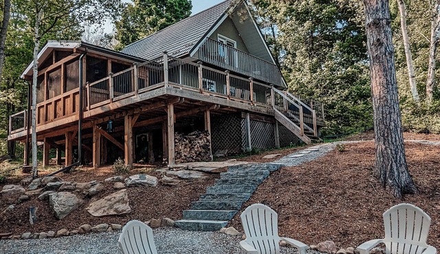 The Croft- Cozy Lakefront Cottage, Swimming & View