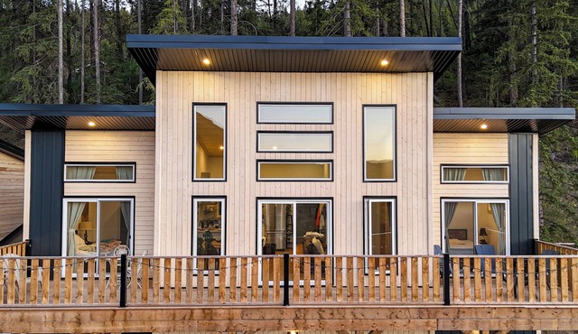The Crowsnest Mountain Lodge, ski in ski out/bike in bike out