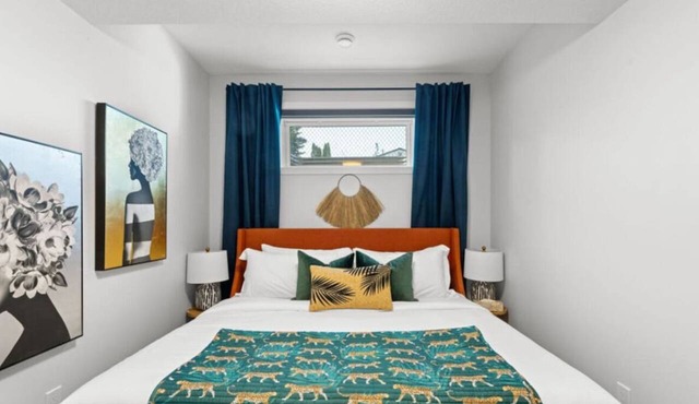 The Den | Centrally Located | King Bed | WiFi!