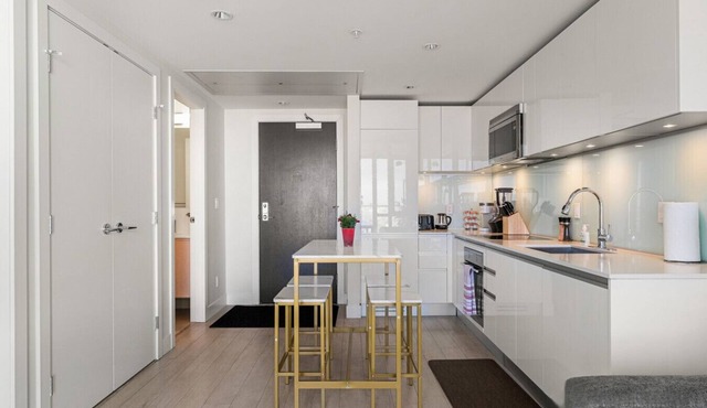 The Guardian 31st | Pet Friendly | Heated Parking