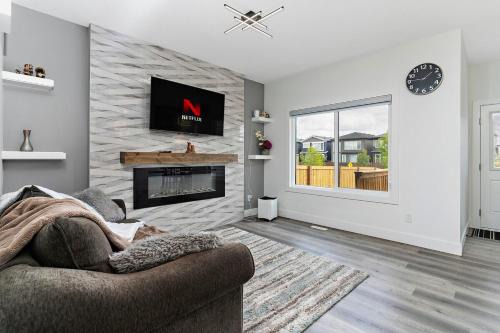 The Happy place - Luxurious, Cozy and Modern Home with 4 bedroom Air-condition, Netflix, Free Parking close to Airport and West Edmonton Mall