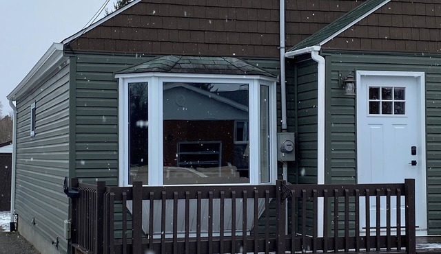 The Little Green House :2 bedroom house on river, short walk to downtown core