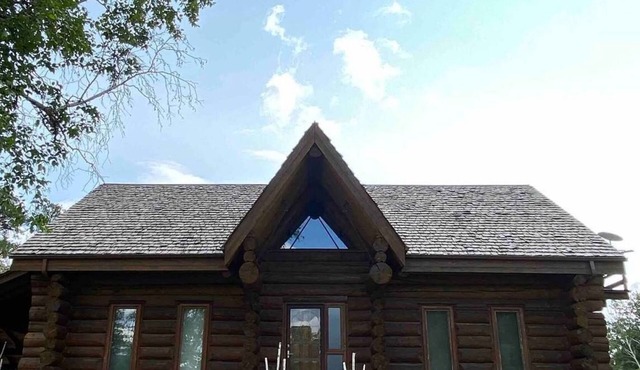 The Lodge-Unique log home on the banks of the river