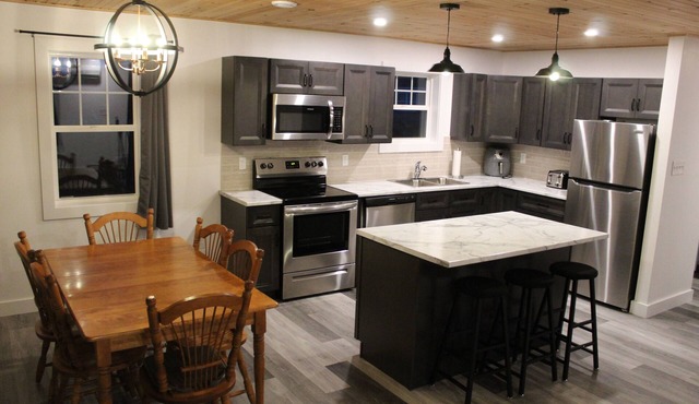 The Lookout! - Unwind with your family, including your furry friends!n(4009125)